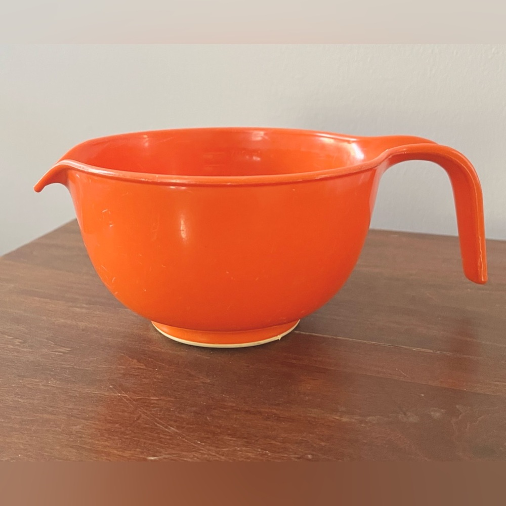 1970s Vintage Orange Rubbermaid 3 Cup Measuring Cup/Batter Bowl Mix N Grip USA
